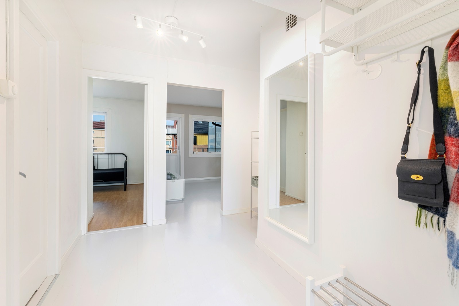 Romslig gang/entré med plass til å henge av seg ytterklær og sko. Galleribilde