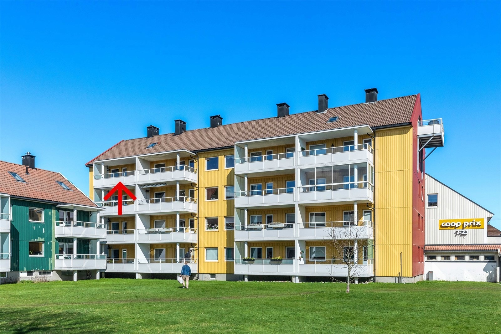 En meget tiltalende 3-roms andelsleilighet beliggende i byggets 4. etasje med utgang til solrik balkong. Meget attraktivt område. Galleribilde