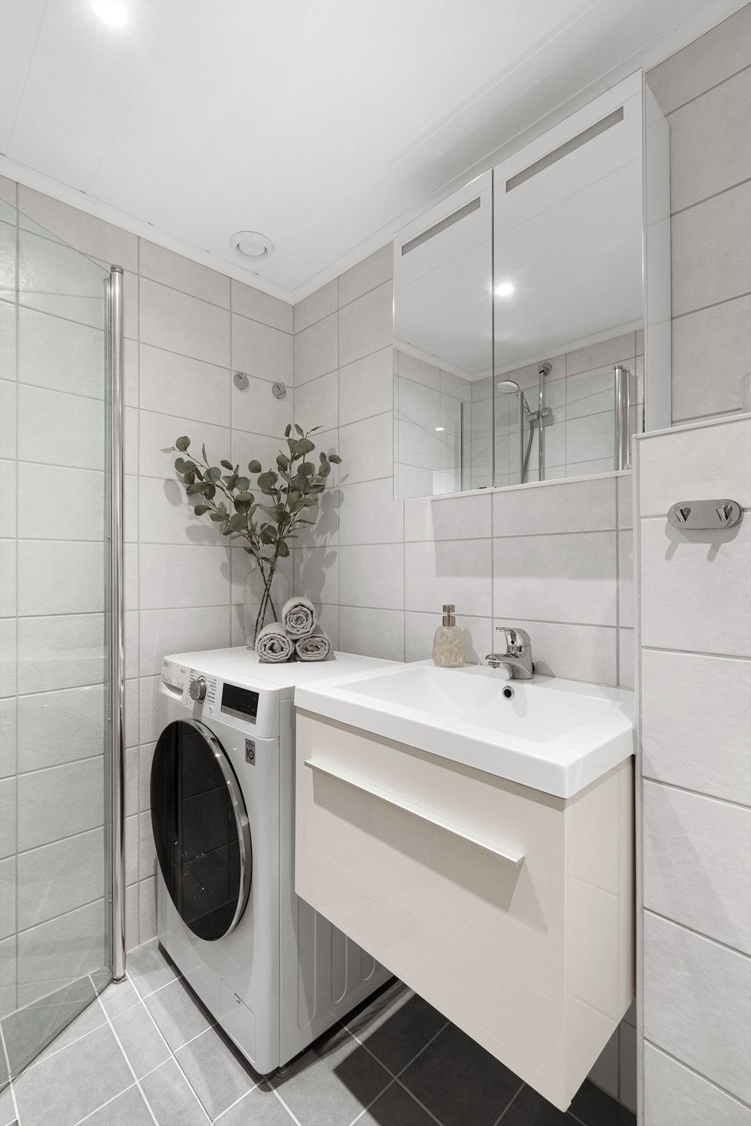 Praktisk med opplegg for vaskemaskin på badet Galleribilde