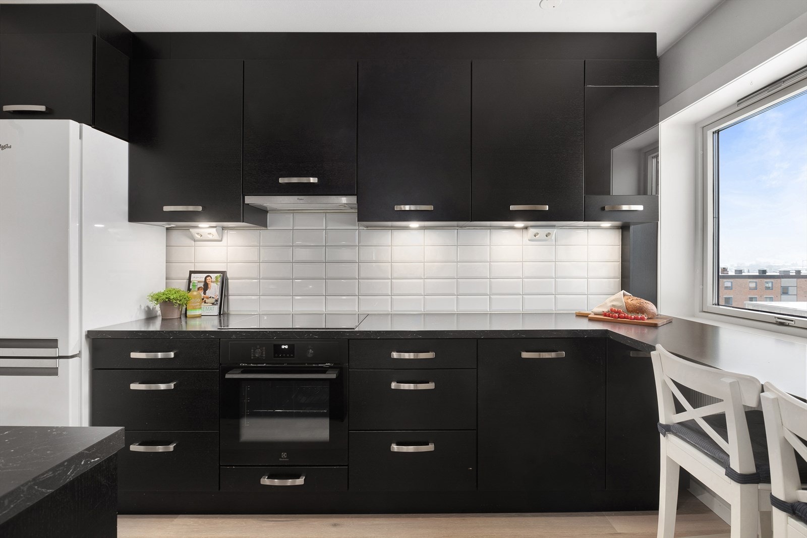 Kjøkkenet har godt med arbeidsplass på benkeplate Galleribilde