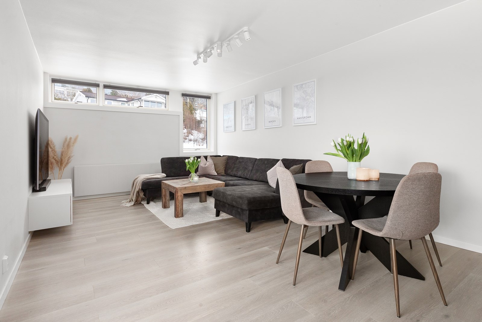 Lys og fin stue med malte vegger og nytt gulv Galleribilde