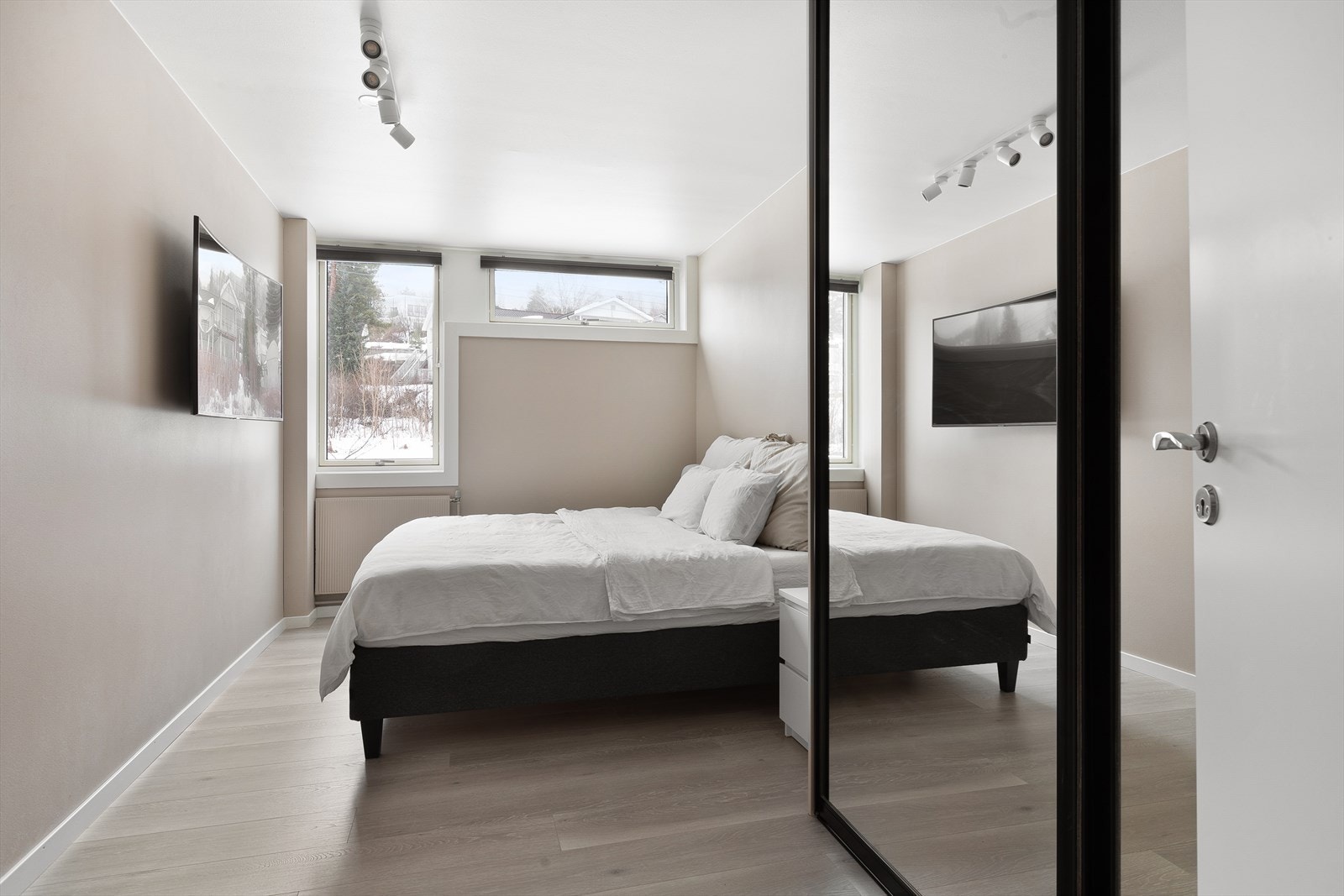 Hovedsoverommet er stort og fint med god plass for dobbeltseng og tilhørende nattbord Galleribilde