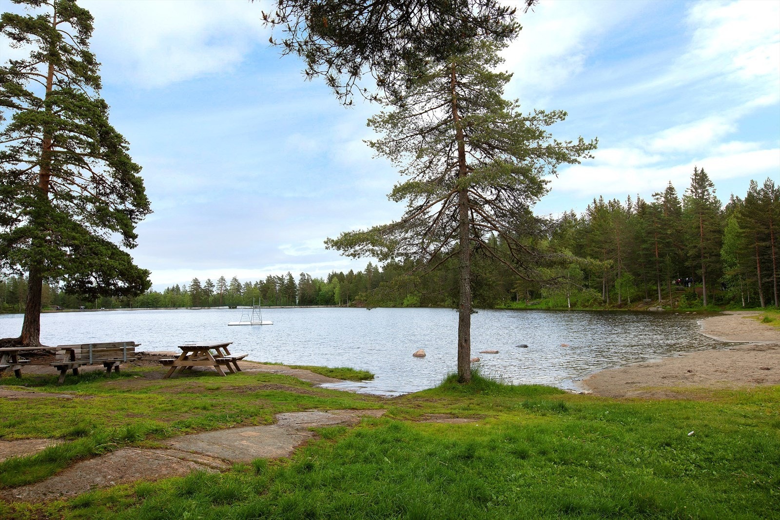 Landfalltjern er en populær badeplass på sommerstid Galleribilde