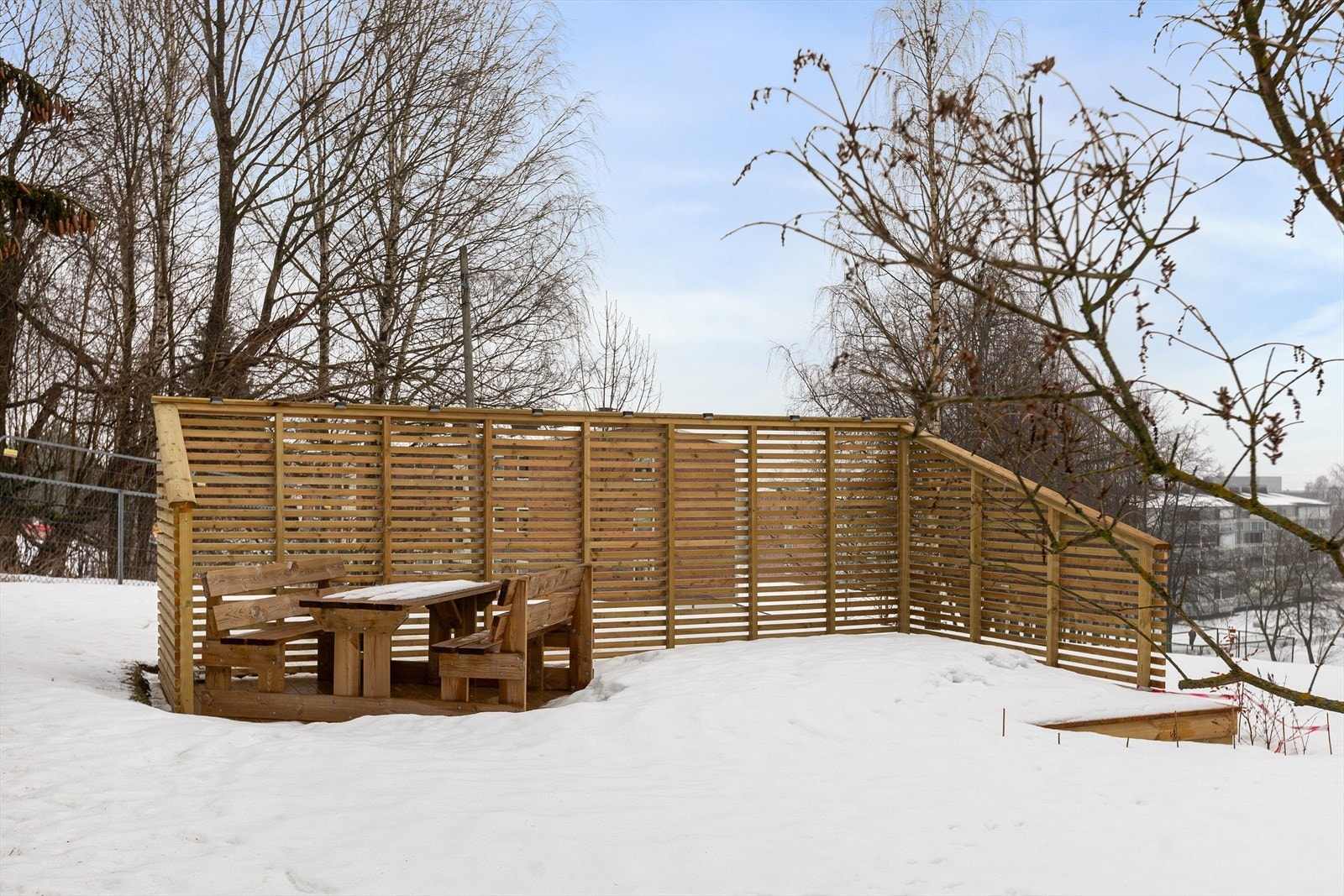 Fellesarealene er pent opparbeide med sitteplasser og grøntarealer Galleribilde