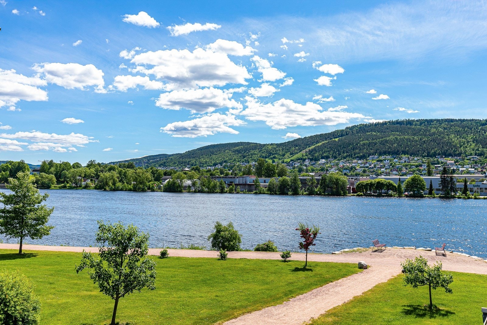 For den turglade kan man også benytte seg av fine turveier langs Drammenselva Galleribilde