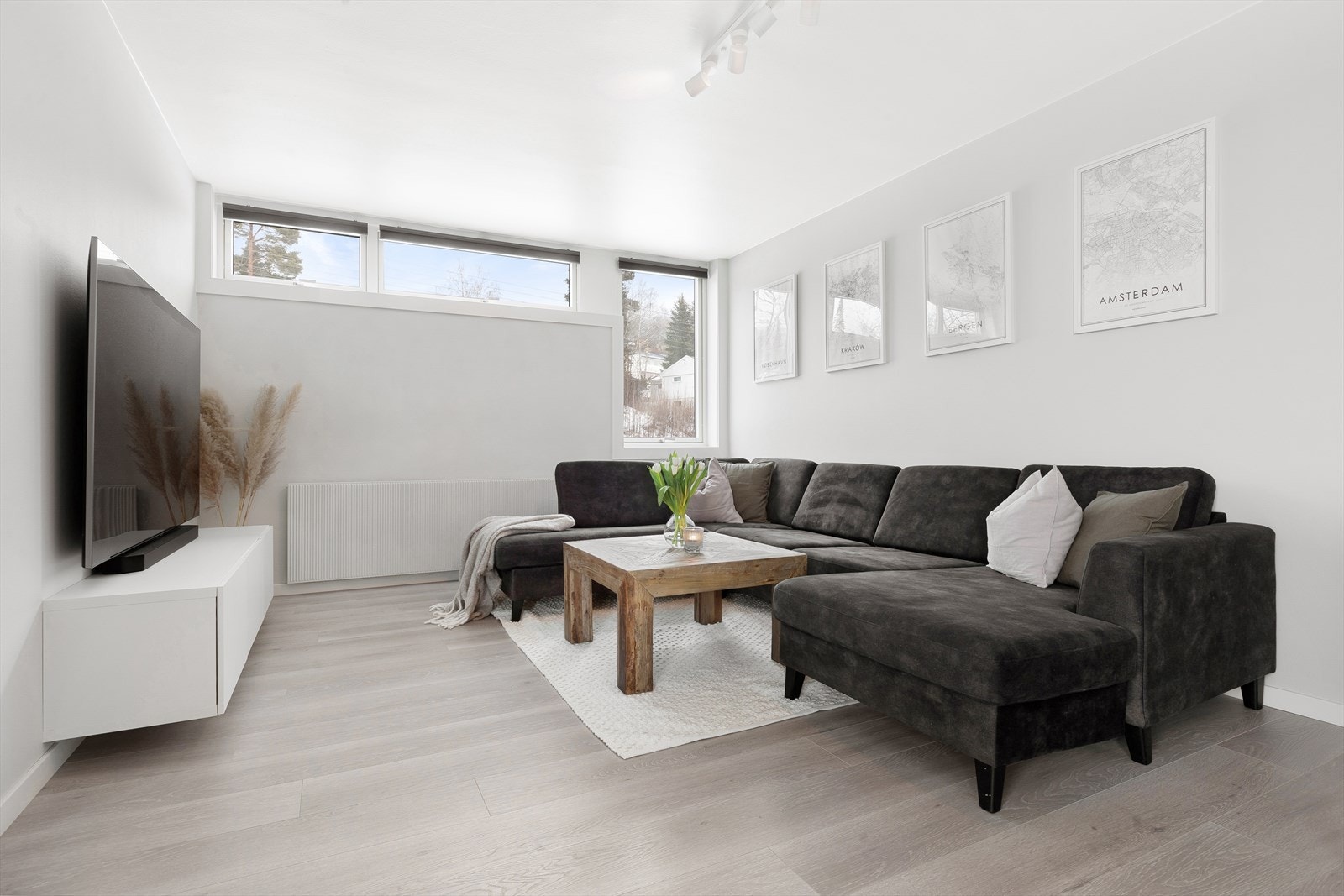 Stuen gir enkelt plass for romslig sofagruppe med tilhørende tv-møblement Galleribilde