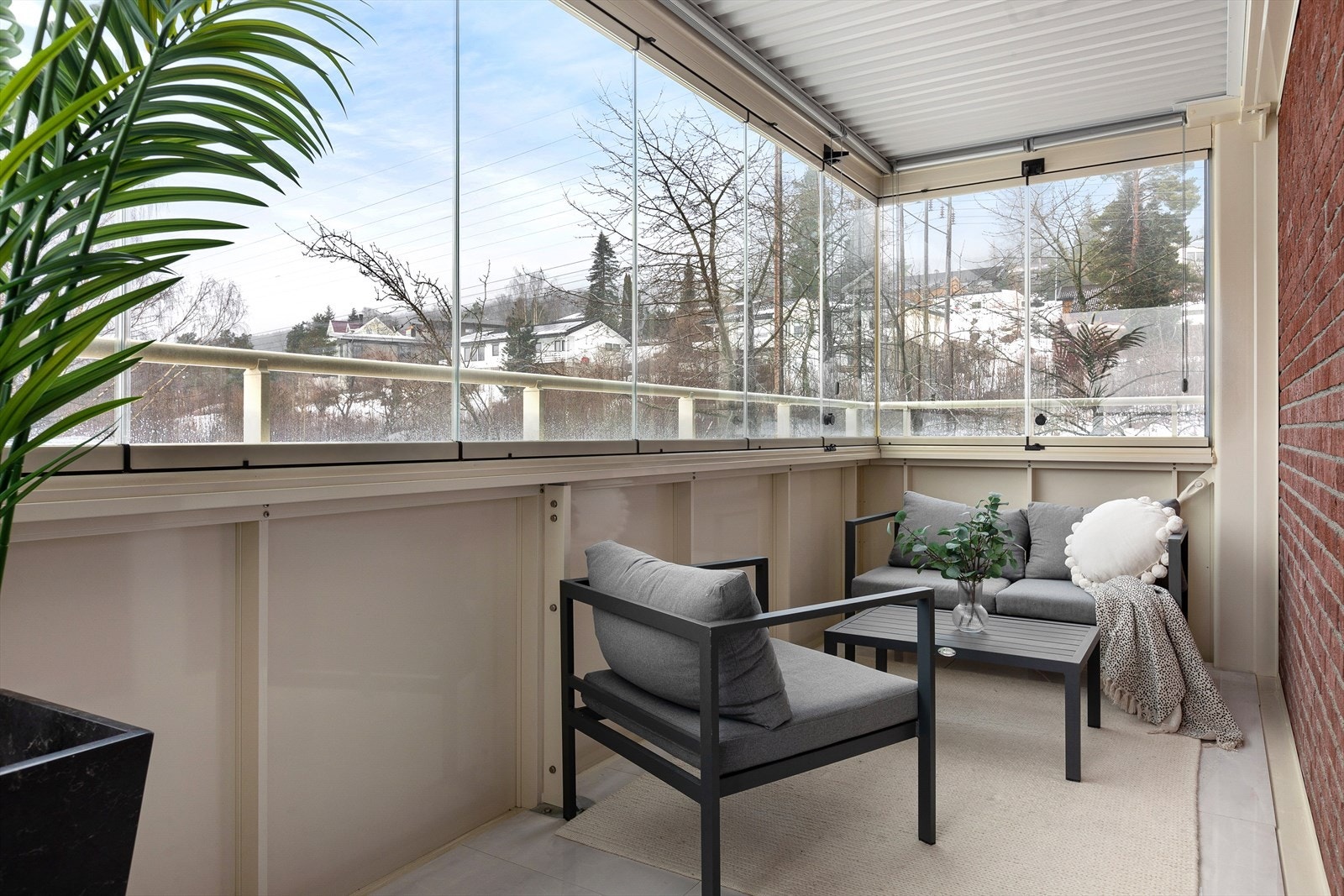 Fra stuen er det adkomst til innglasset balkong på ca 10 m2 Galleribilde