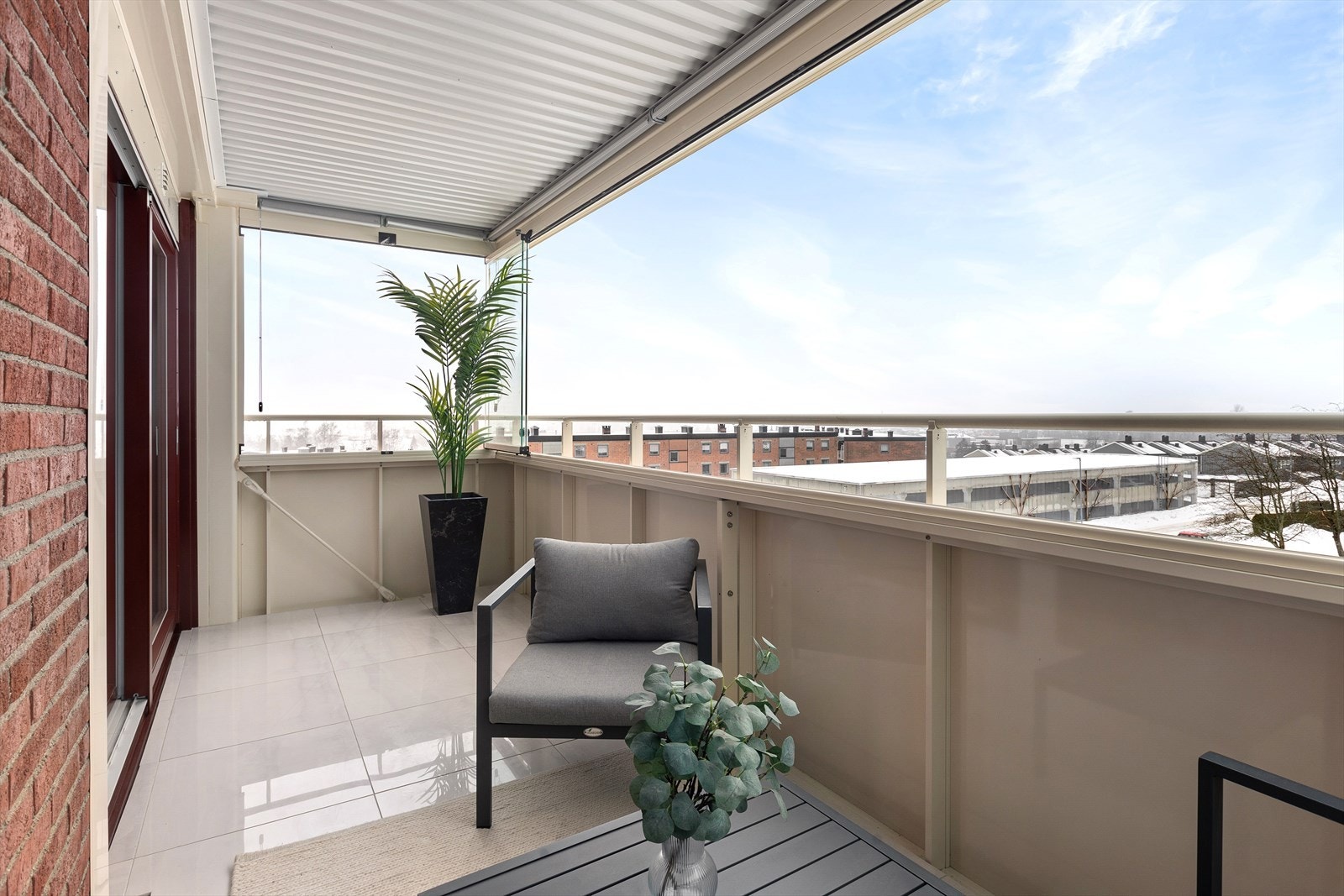 Dette er en lys og innbydende leilighet med stor innglasset balkong - Her har du gode solforhold! Galleribilde