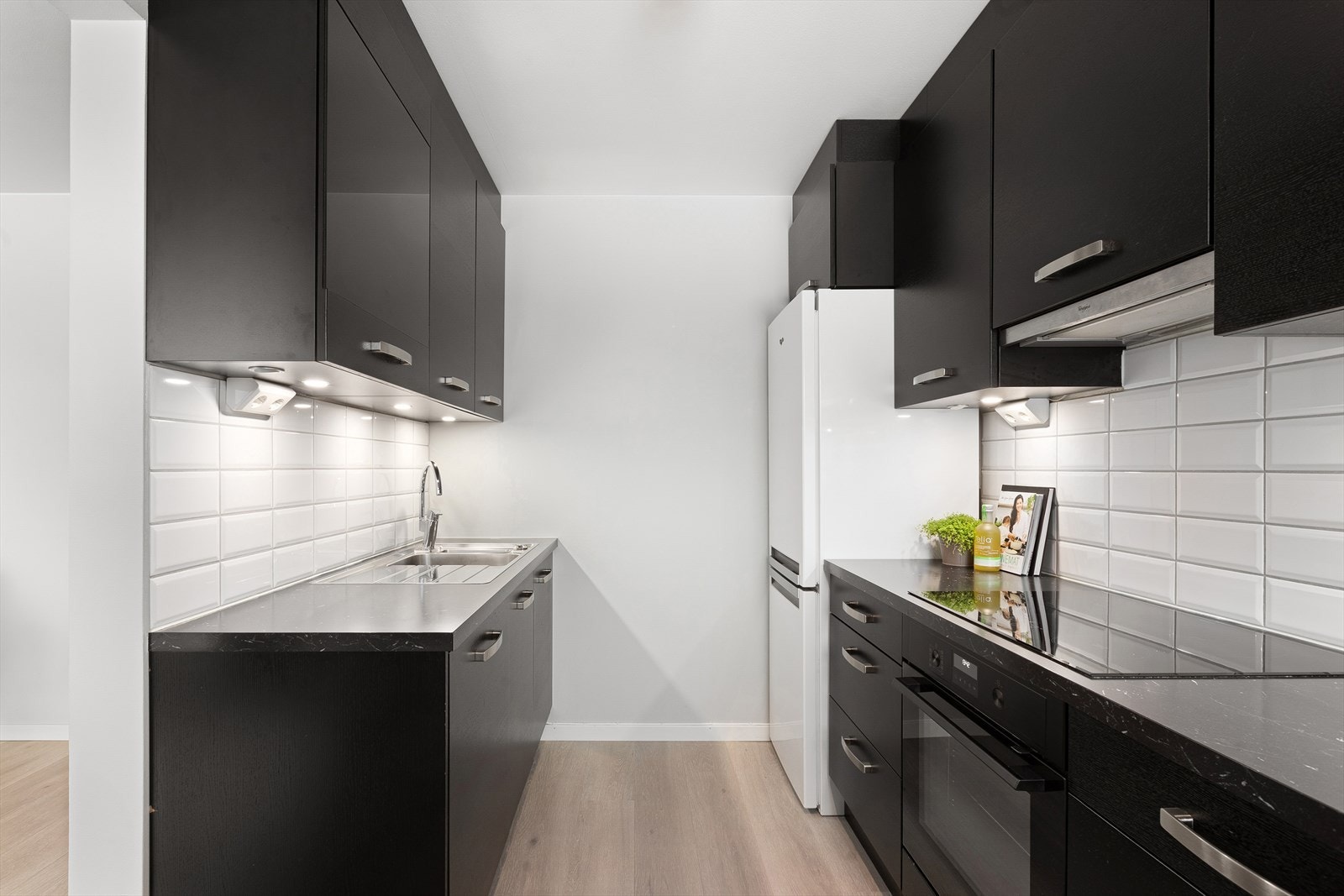 Det er integrerte hvitevarer som platetopp, stekeovn (2024) og oppvaskmaskin - Frittstående kjøleskap Galleribilde