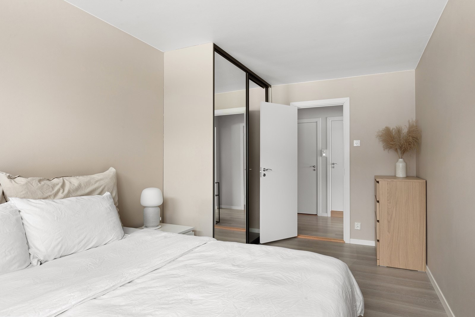 Praktisk skyvedørsgarderobe Galleribilde