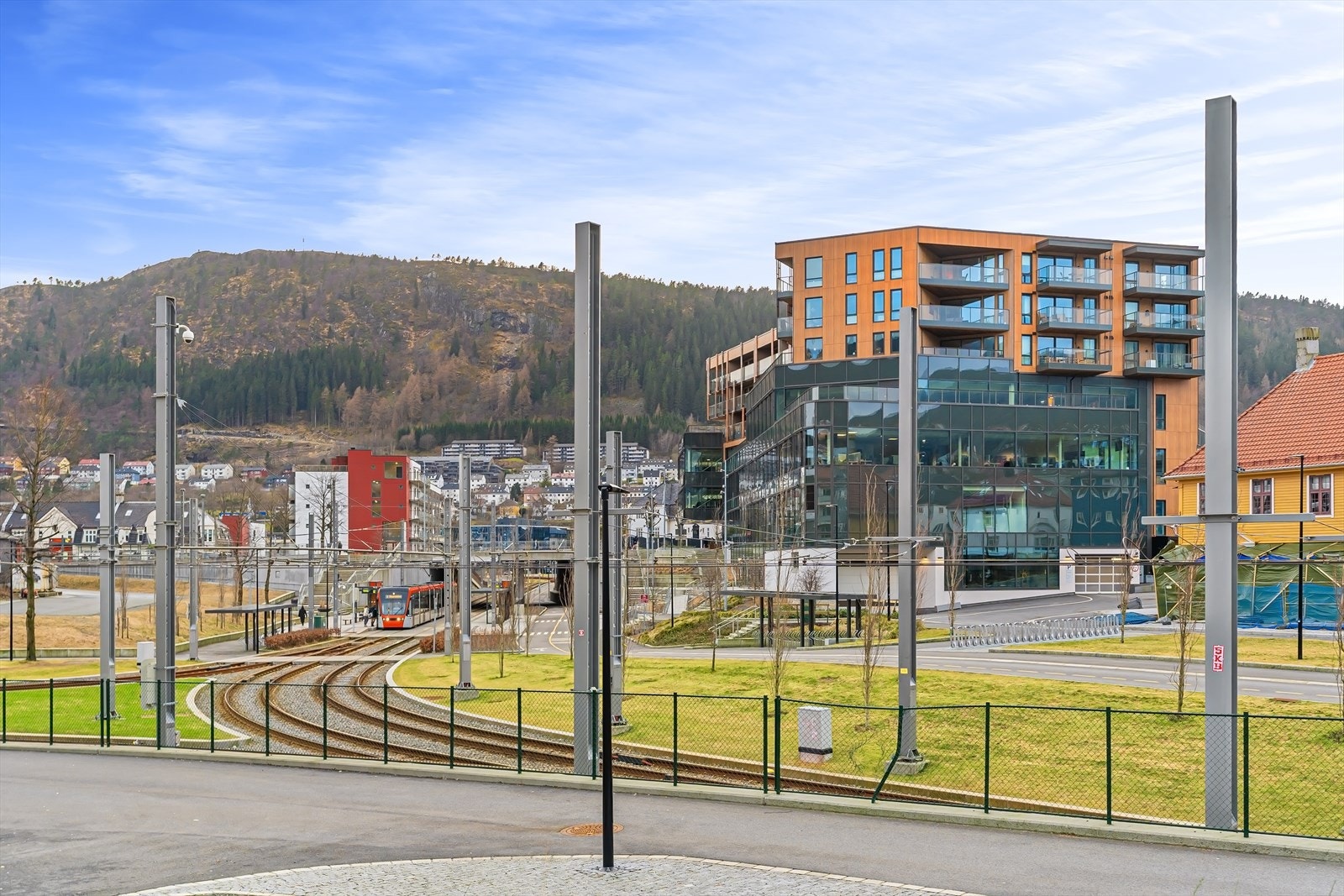 Her ligger bybanestoppet til begge linjene i kort avstand fra borettslaget Galleribilde