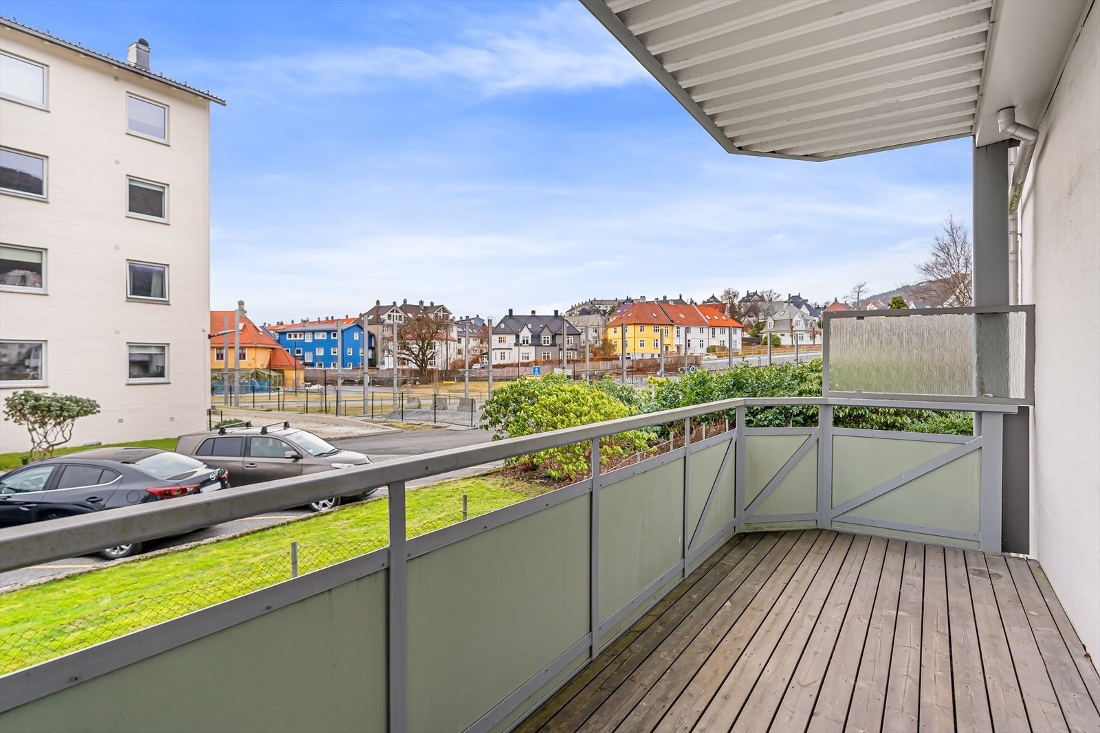 Romslig vestvendt balkong Galleribilde