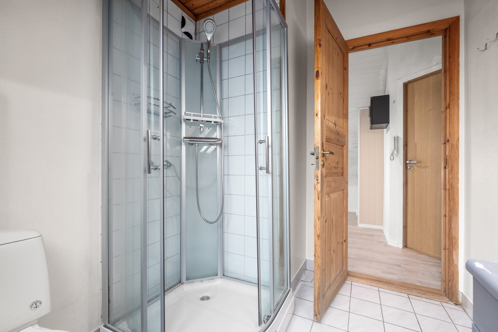 Utstyrt med dusjkabinett, servant og toalett. Galleribilde