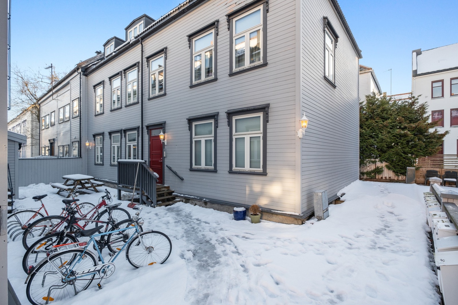 Videre er det ca. 5 min gange til idylliske Bakklandet hvor det er søndagsåpen dagligvarebutikk, koselige kafeer og tursti rundt Nidelven. Galleribilde