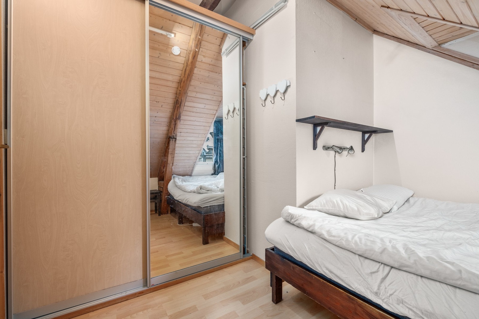 Her er det montert skyvedørsgarderobe og fastmontert seng. Galleribilde