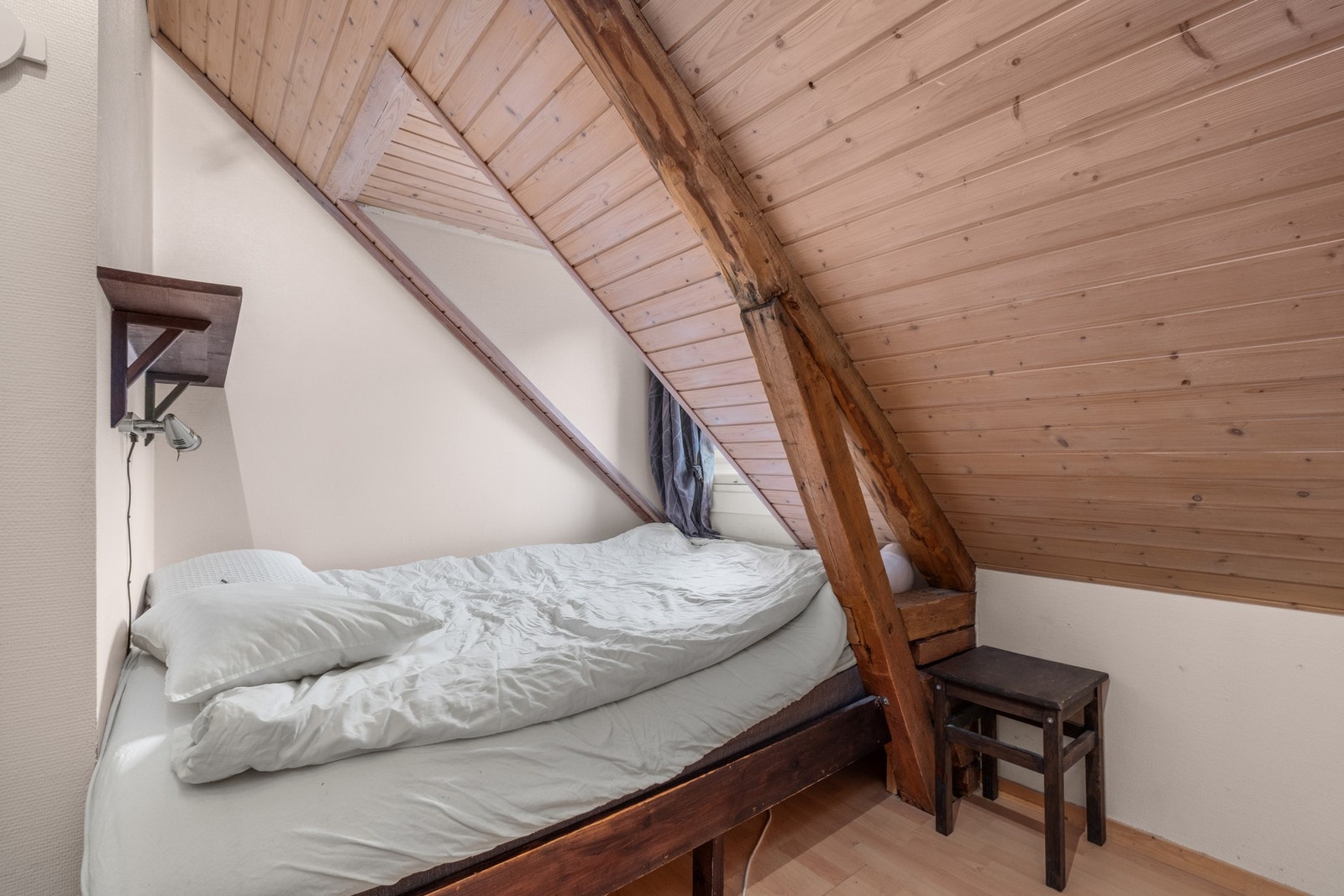 Soverom på 6,3m² med plassbygd seng. Galleribilde