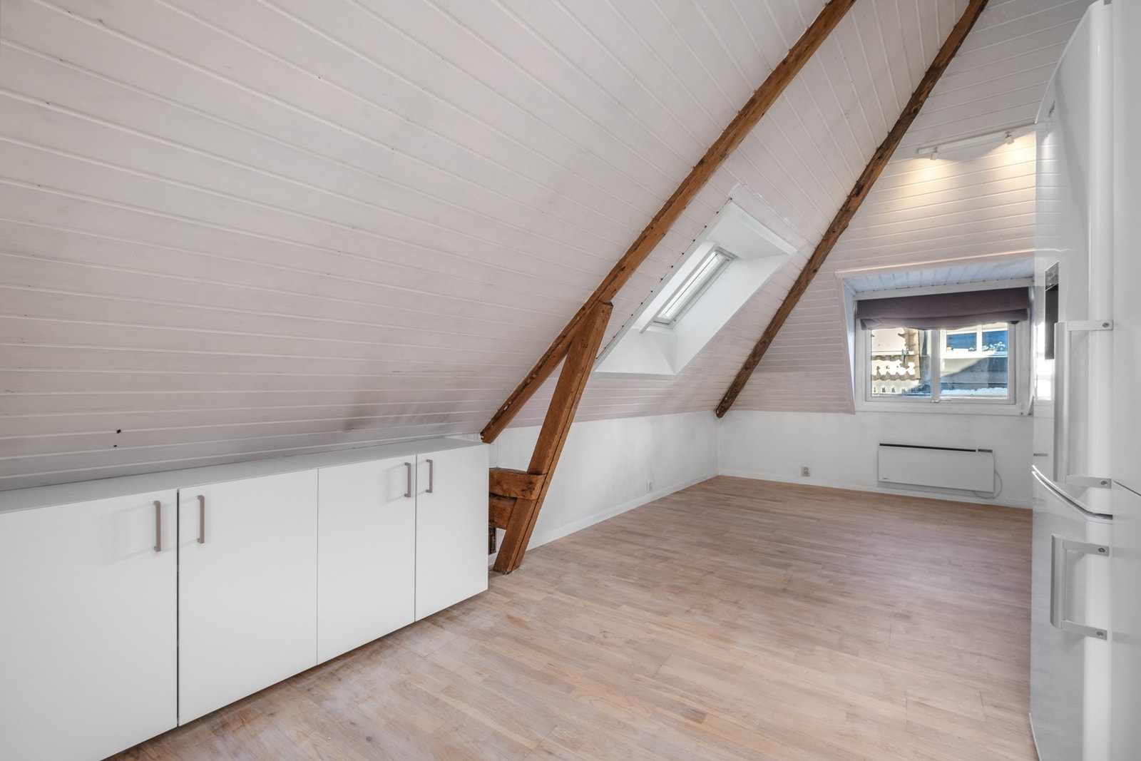 Det er utført enkelte oppgraderinger i senere tid, bl.a. ny overflatebehandling på gulv og himlinger i stue/kjøkken. Galleribilde