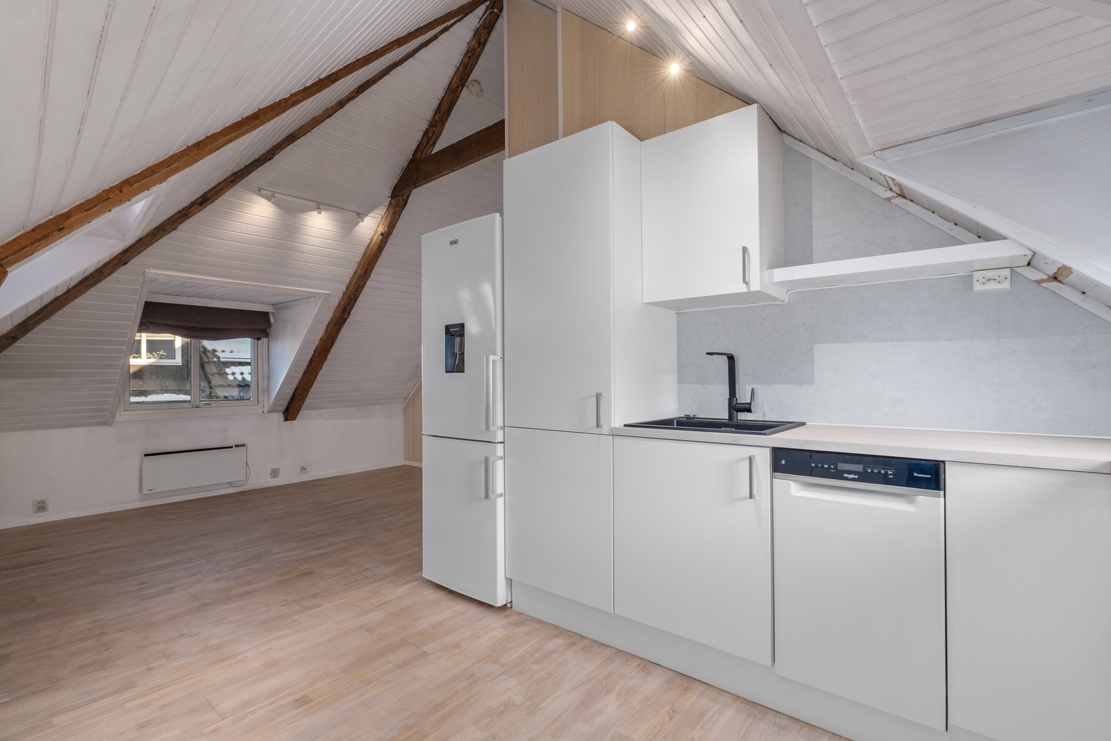 Åpen løsning mellom stue og kjøkken, som gir god romfølelse. Galleribilde