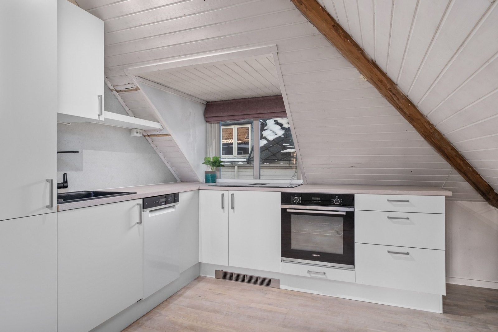 Opplegg til oppvaskmaskin med tilkobling/stengeventil i oppvaskbenken. Galleribilde