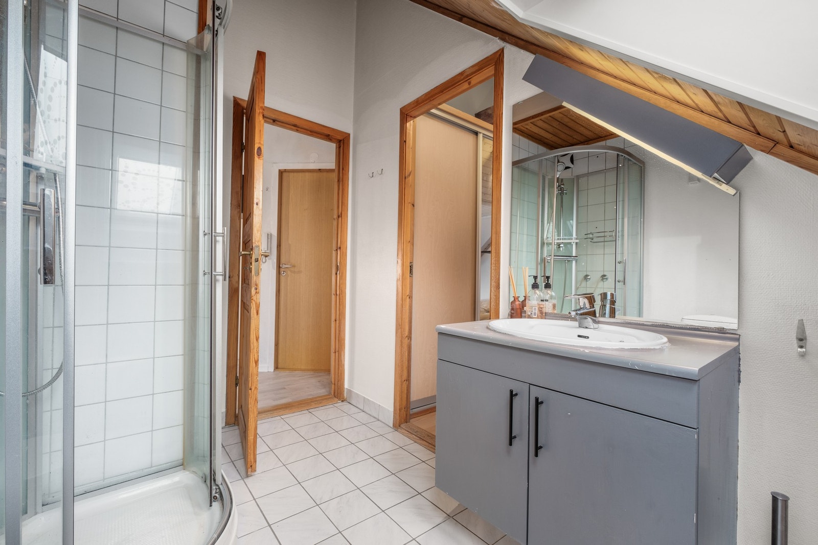 Bad på 4,6m² med varme i gulv. Galleribilde