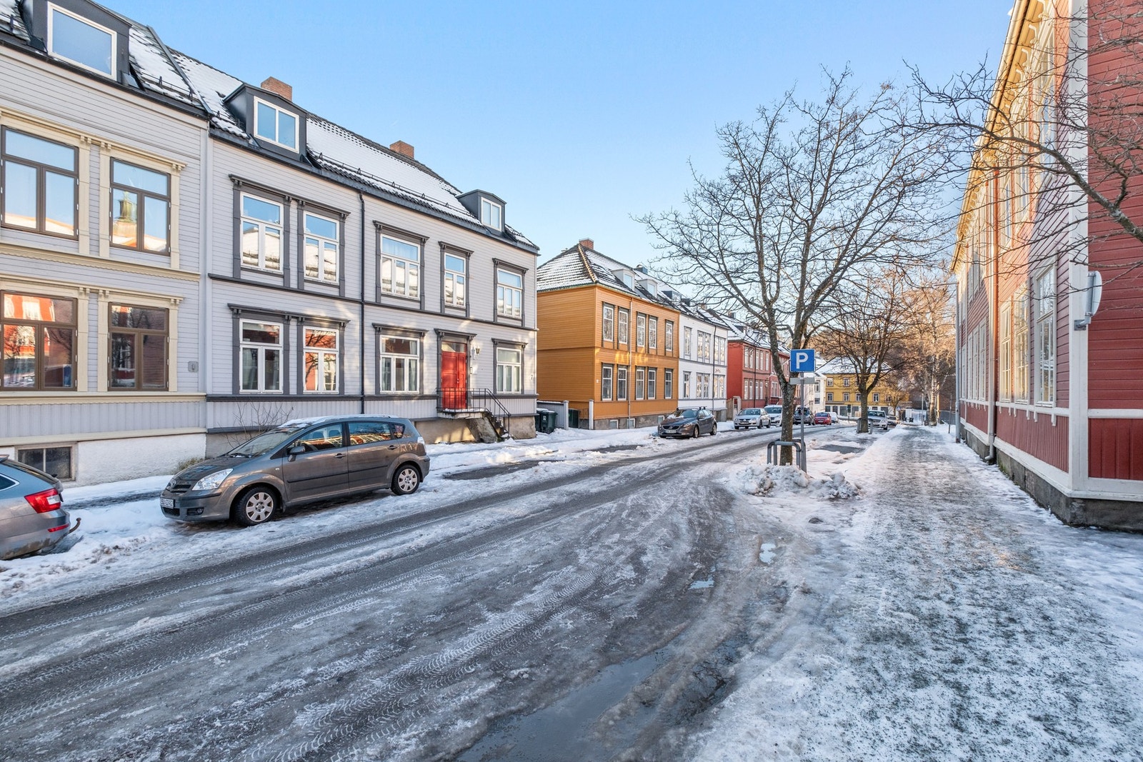 Det er soneparkering i gaten utenfor blokka. Galleribilde