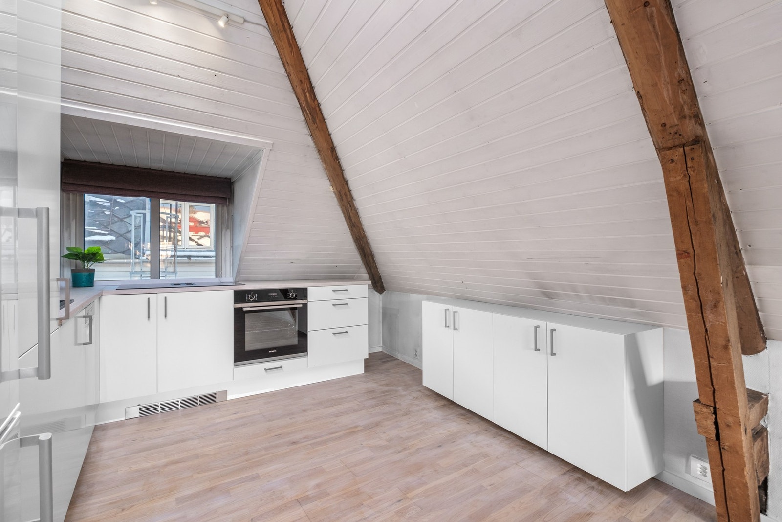 Romslig kjøkken med mye skap -og benkeplass. Galleribilde