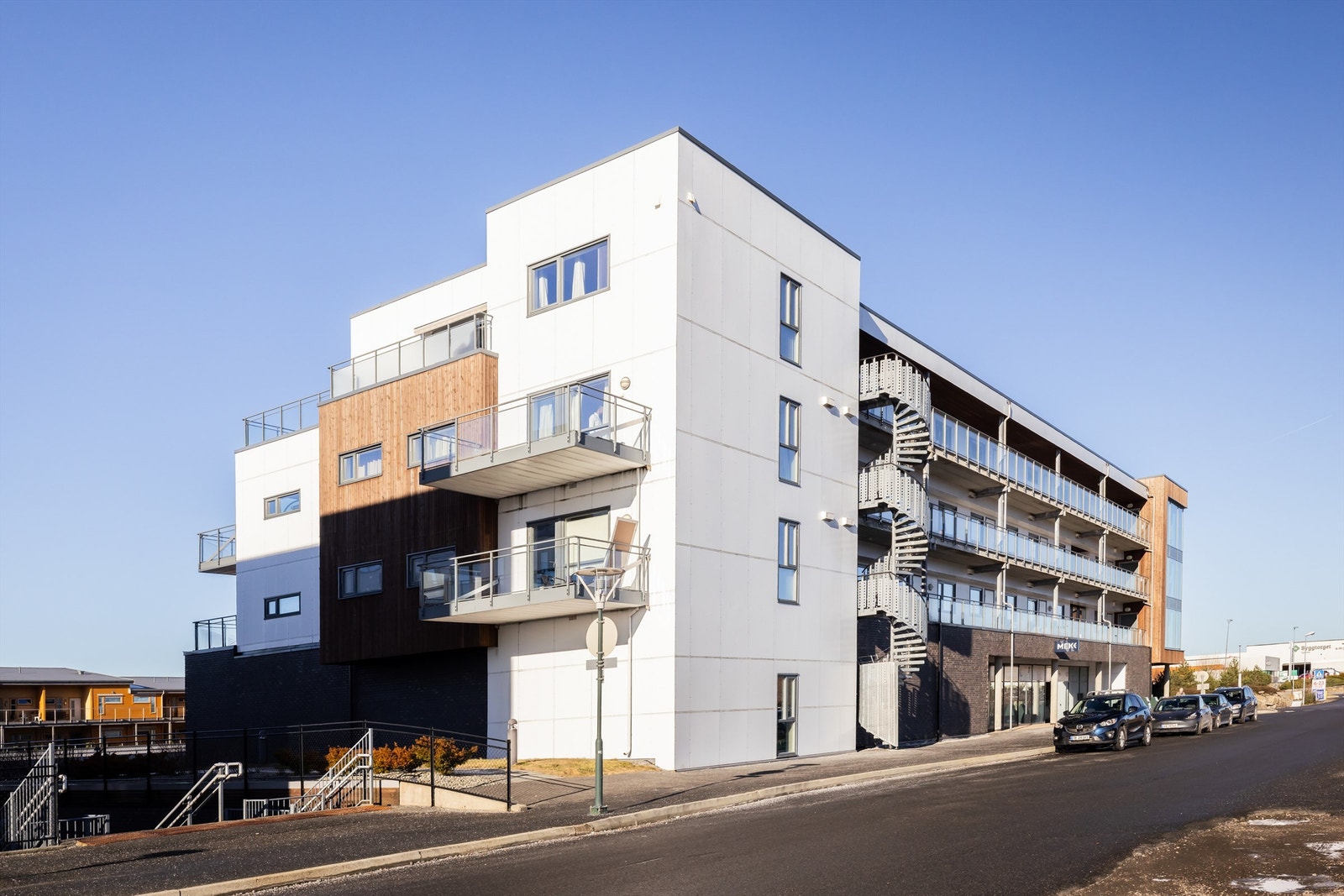 Dagligvarebutikker, treningssenter, skole, barnehage, legekontor, apotek og bensinstasjon m.v. ligger alle i nærområdet. CCB basen ligger også innen gangavstand fra leiligheten Galleribilde