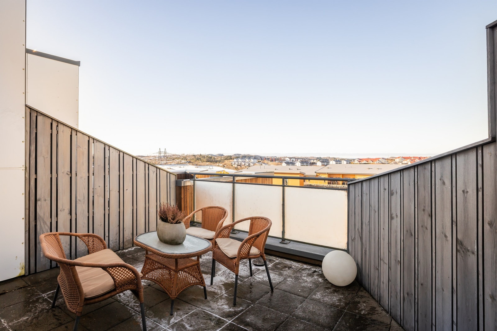 Solrik balkong med utgang fra stue. Vestvendt med sol til sen kveld midtsommers Galleribilde