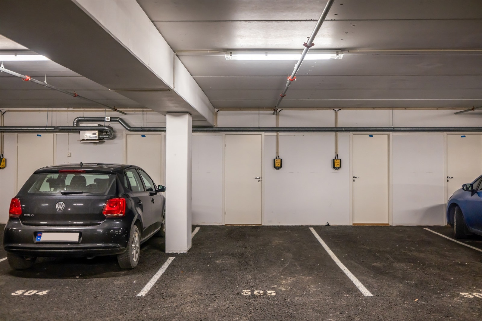Leiligheten disponerer fast garasjeplass (mrk. 505) og bod i felles garasjeanlegg i kjeller. Garasjeplassen har tilgang til elbillader Galleribilde
