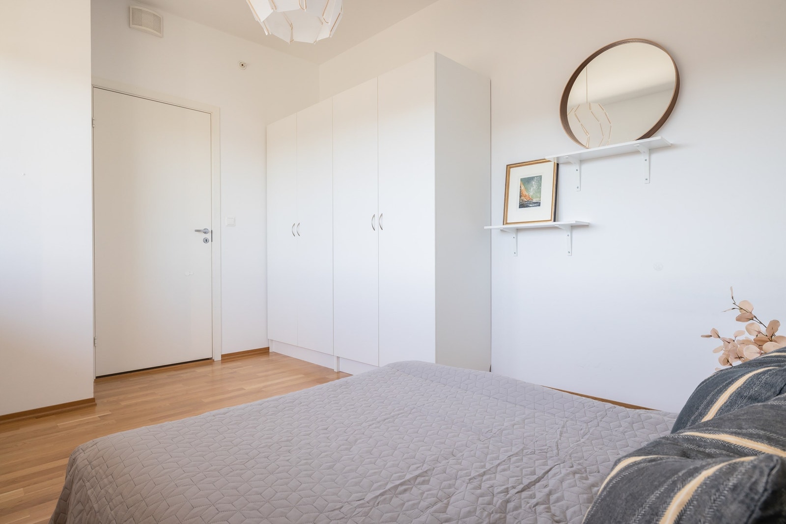 Godt med garderobe- og oppbevaringsplass Galleribilde