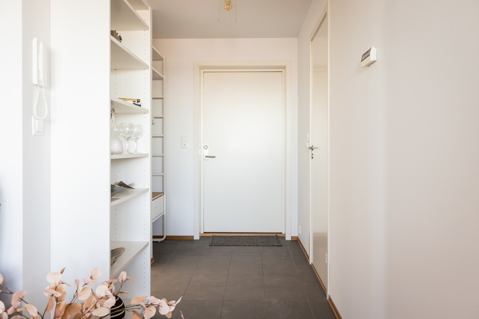 I gangen er det lagt varmekabler og fliser. Galleribilde