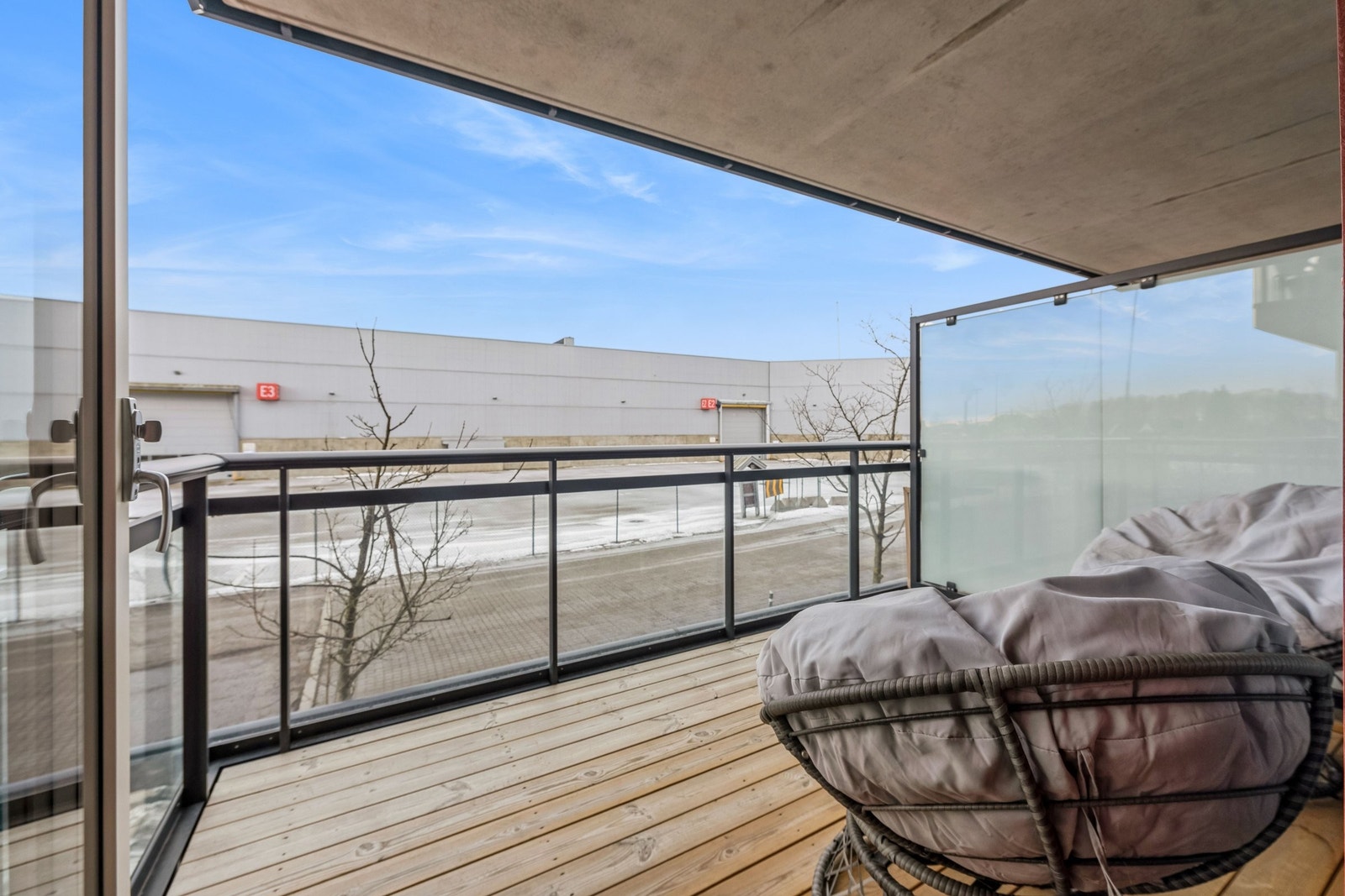 Balkongen vender mot sør Galleribilde