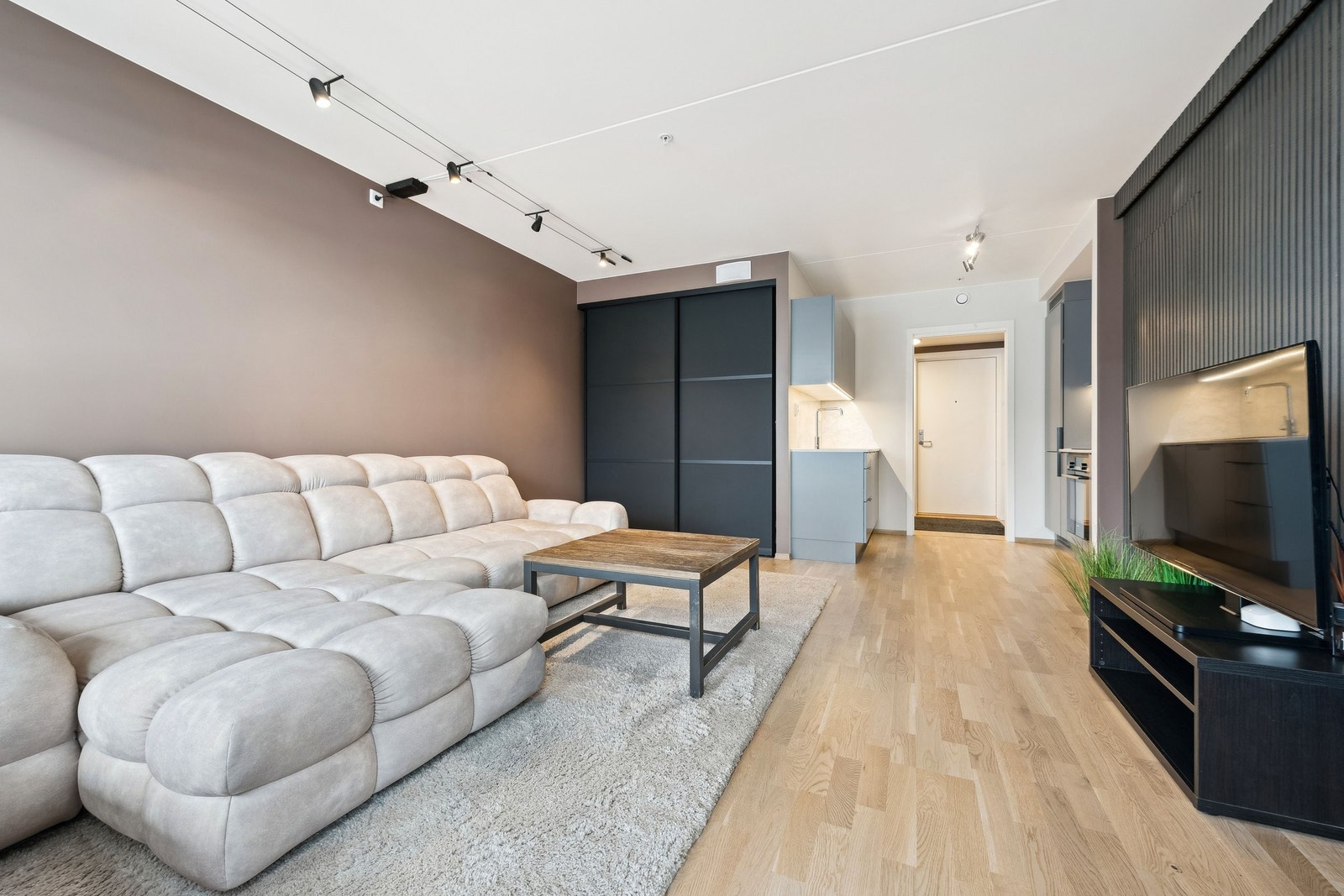 Innebygd garderobeskap med skyvedører i stua Galleribilde