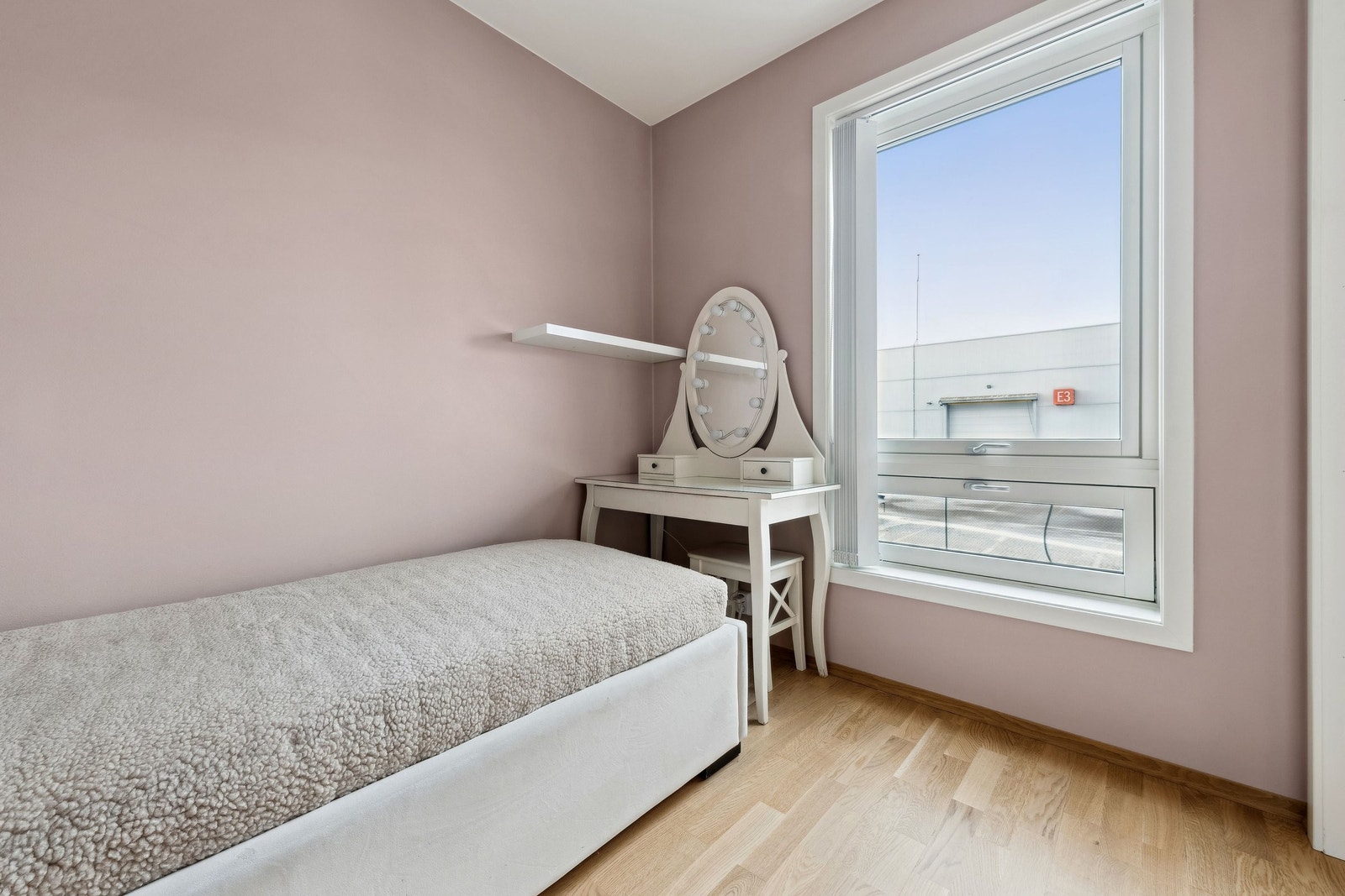 Vindu på soverommet vender mot sør Galleribilde