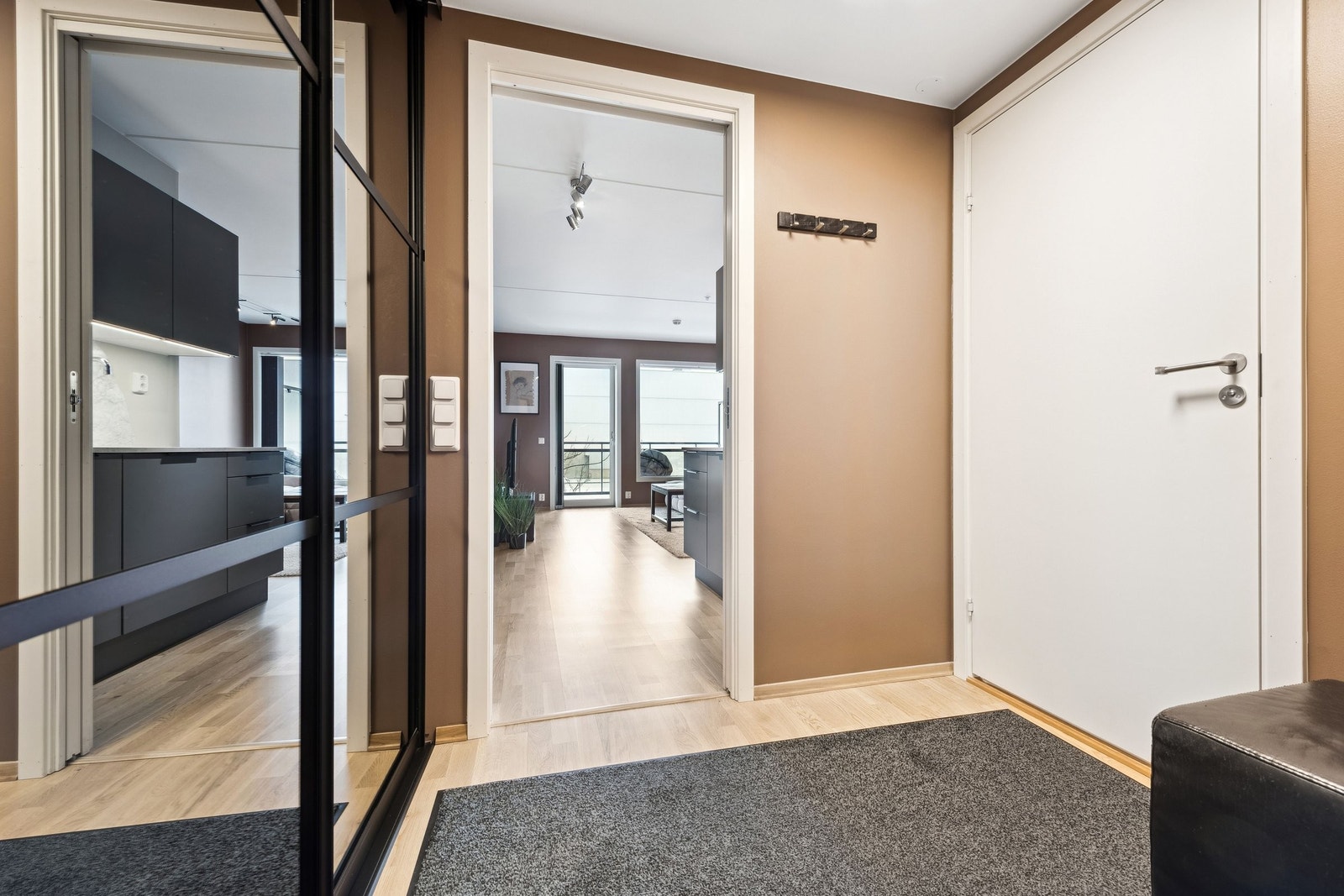 Innebygd garderobeskap med skyvedører i gangen Galleribilde