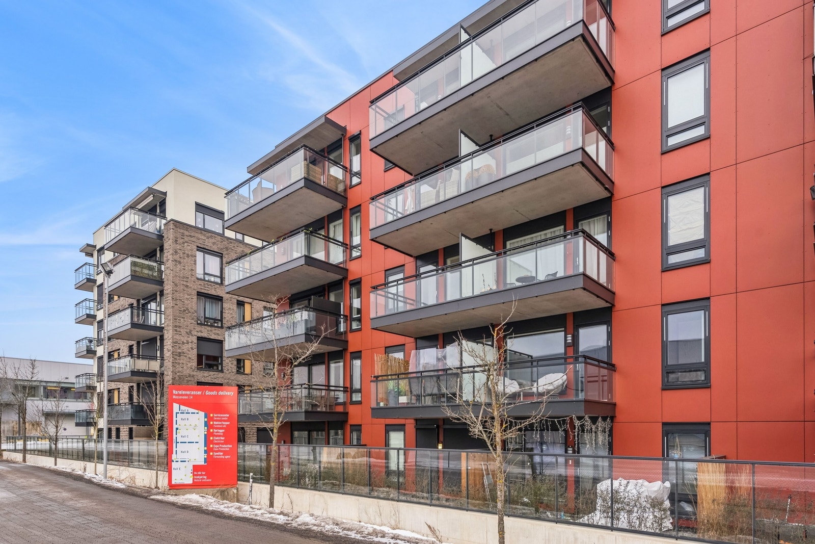 Balkongen vender mot sør Galleribilde