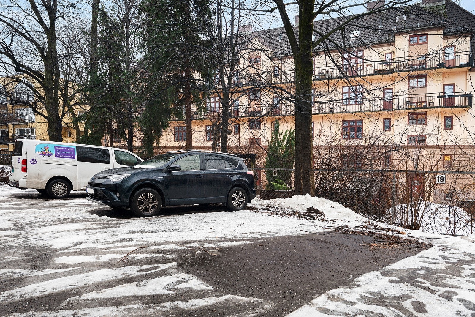 Kr 550 per mnd for leie av plass ute, kr 770,- under tak. Galleribilde