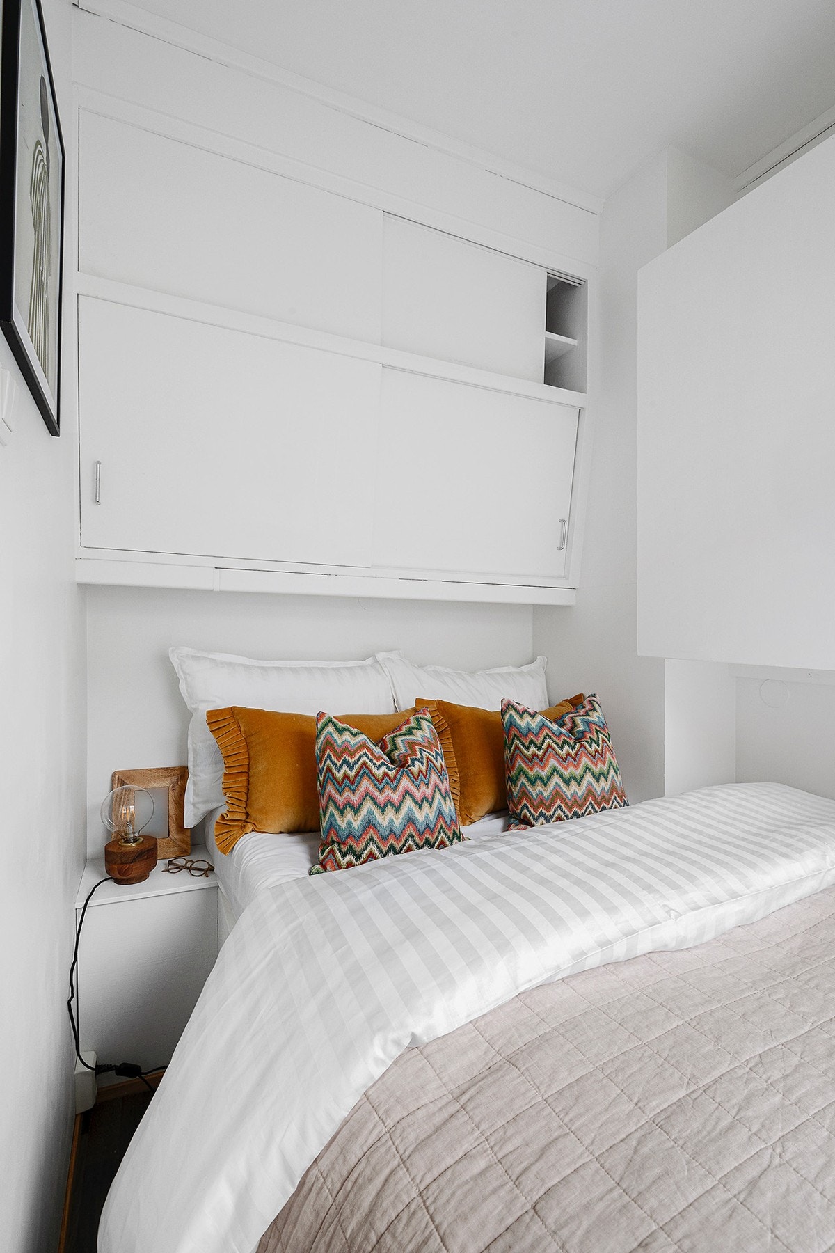 Vegghengte garderobeskap og smart lagringsplass under sengen Galleribilde