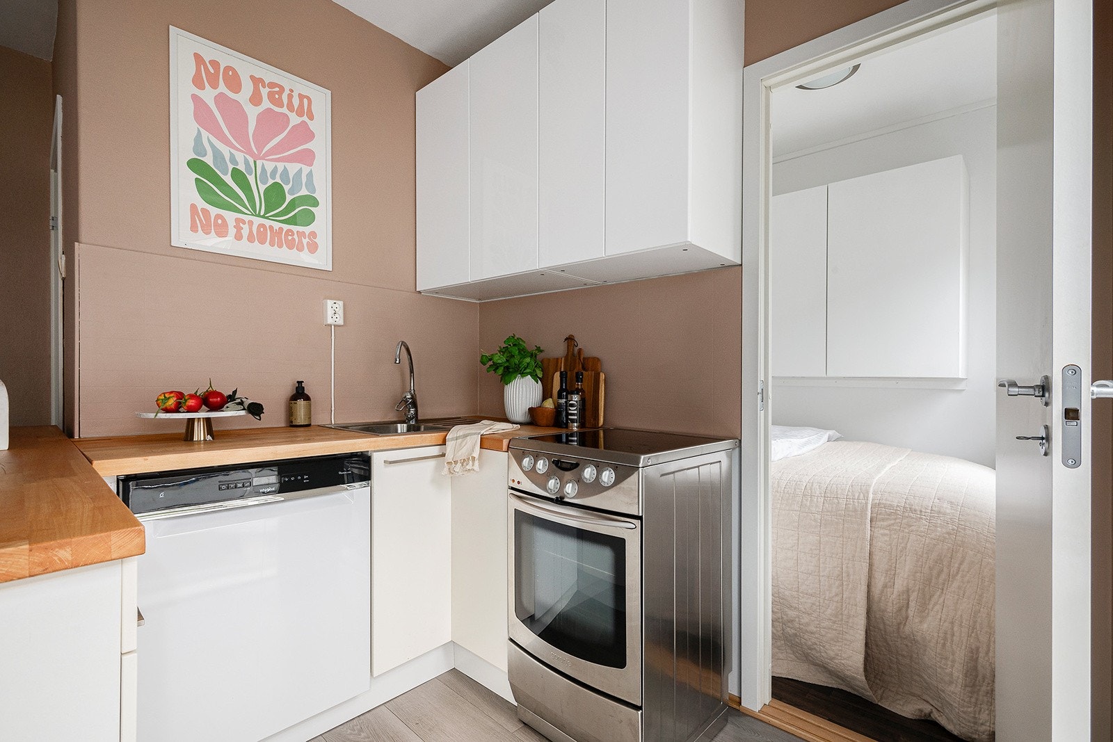 Oppvaskmaskin, komfyr og kjøleskap medfølger Galleribilde