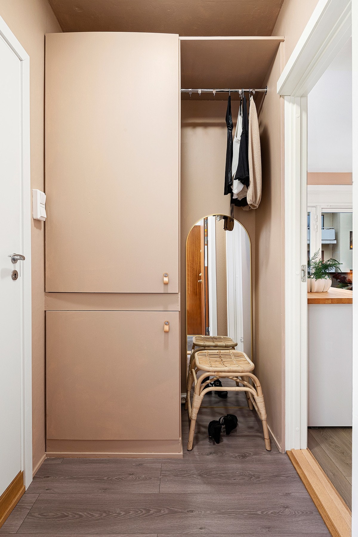 Entre med garderobeskap og plass til sko og yttertøy Galleribilde