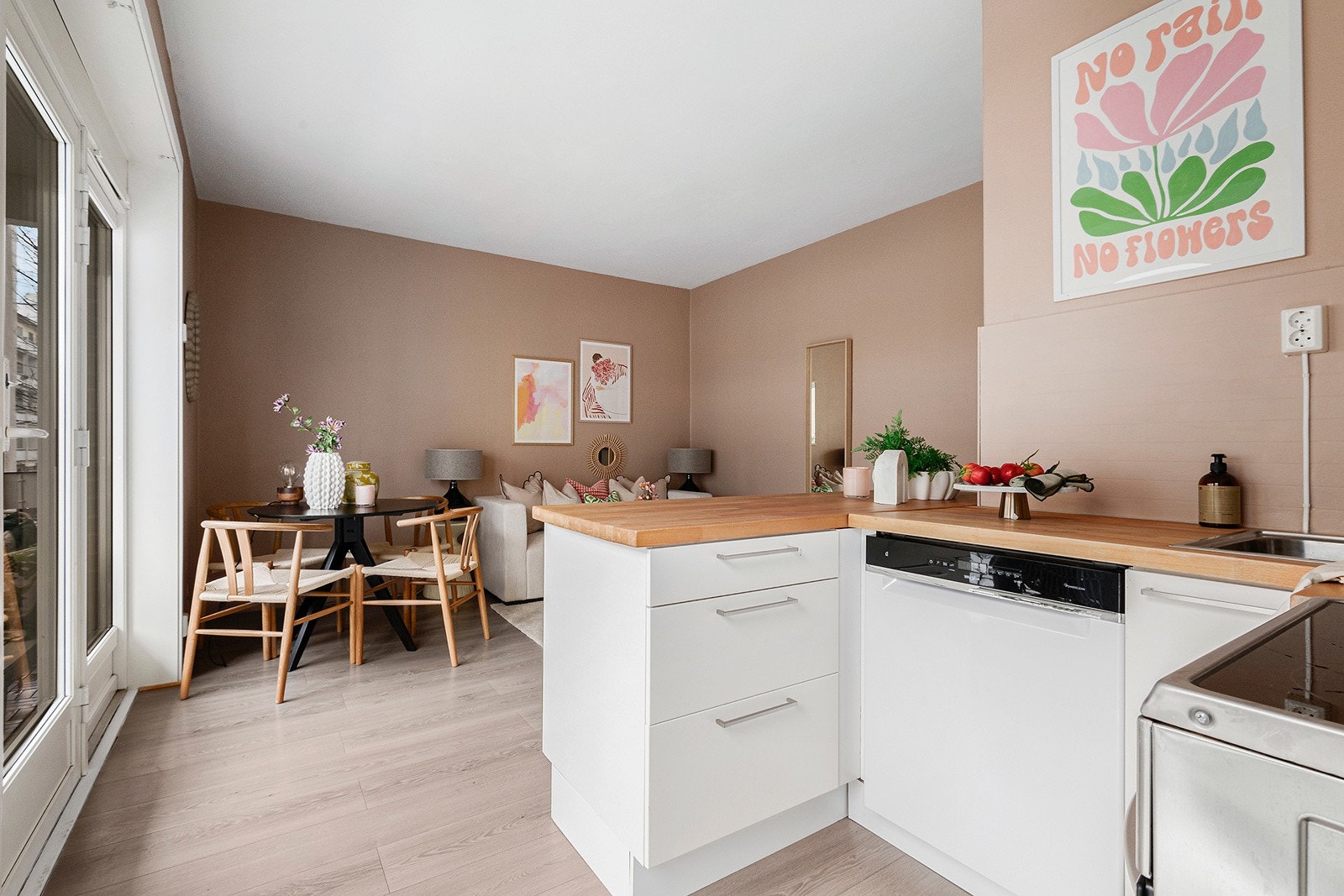 Moderne kjøkkeninnredning med glatte fronter og benkeplater av heltre Galleribilde