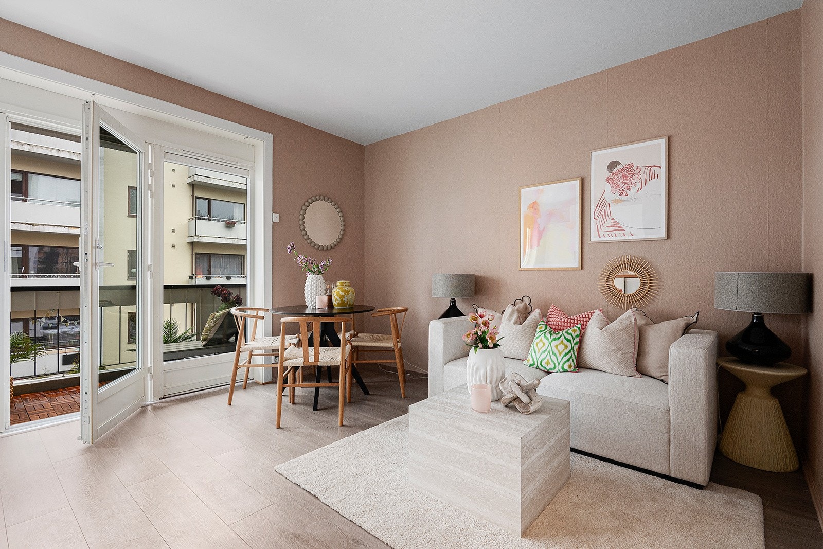 Stue med adkomst til balkong ca 4 kvm. Gulv belagt med treheller Galleribilde