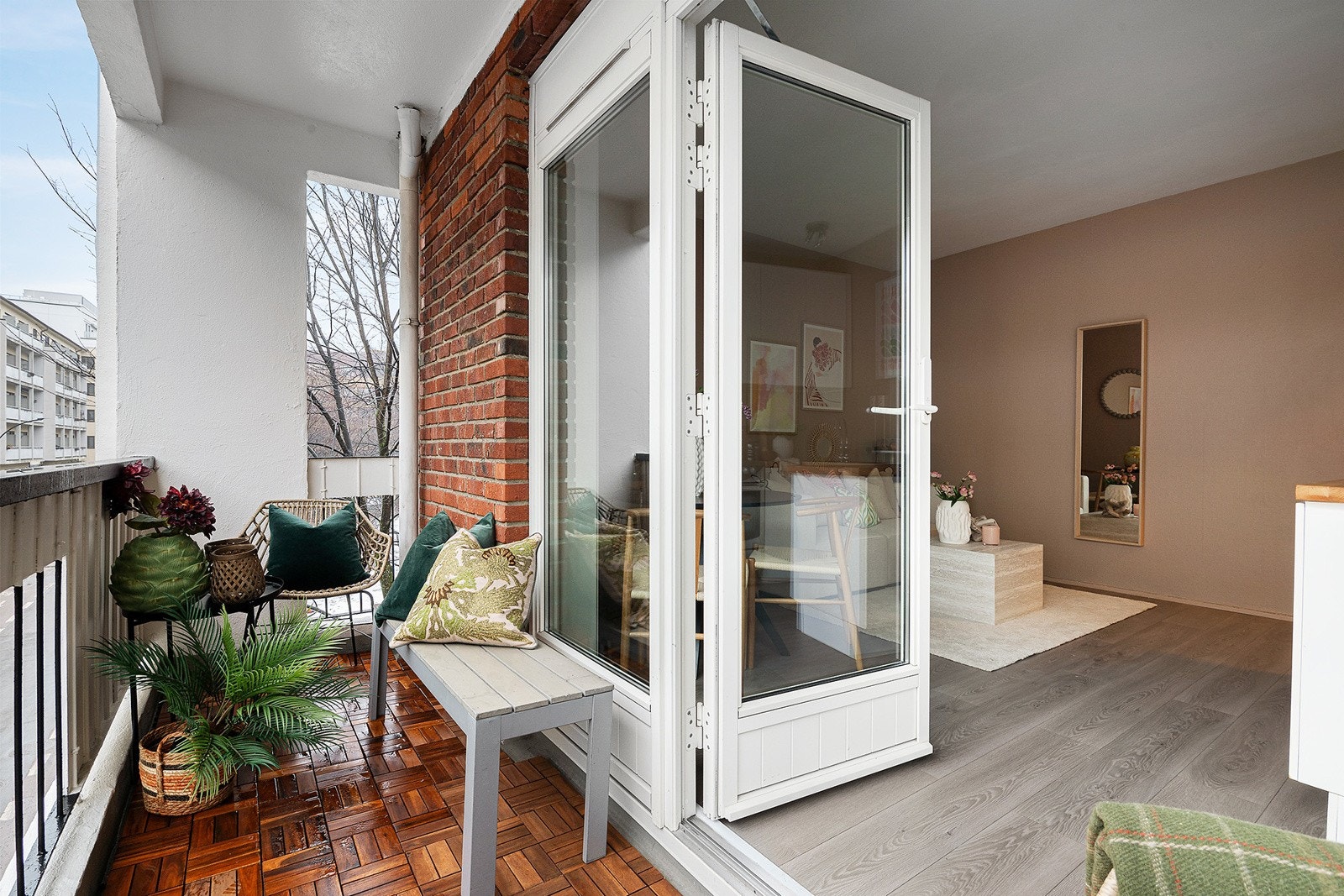 Vinduer og balkongdør med karmer av tre, og to-lags glass (fra 2008) Galleribilde