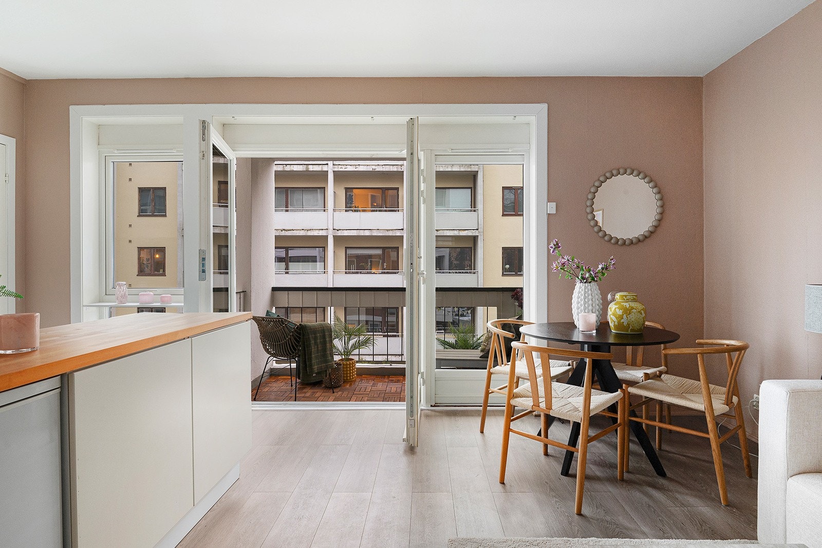 Stue med plass til spisebord og sofagruppe Galleribilde