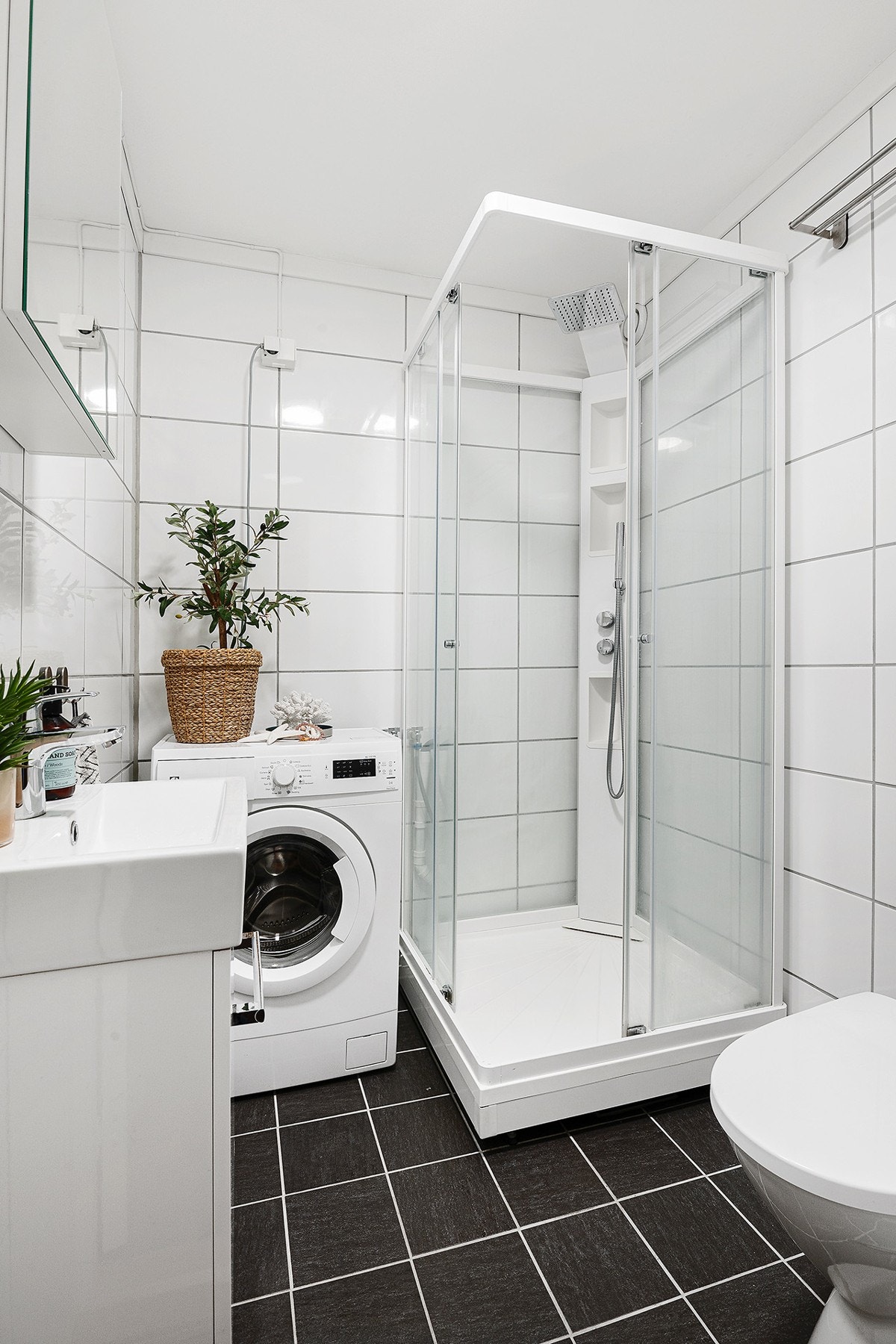 Flislagt bad med gulvvarme. Opplegg for vaskemaskin. Galleribilde