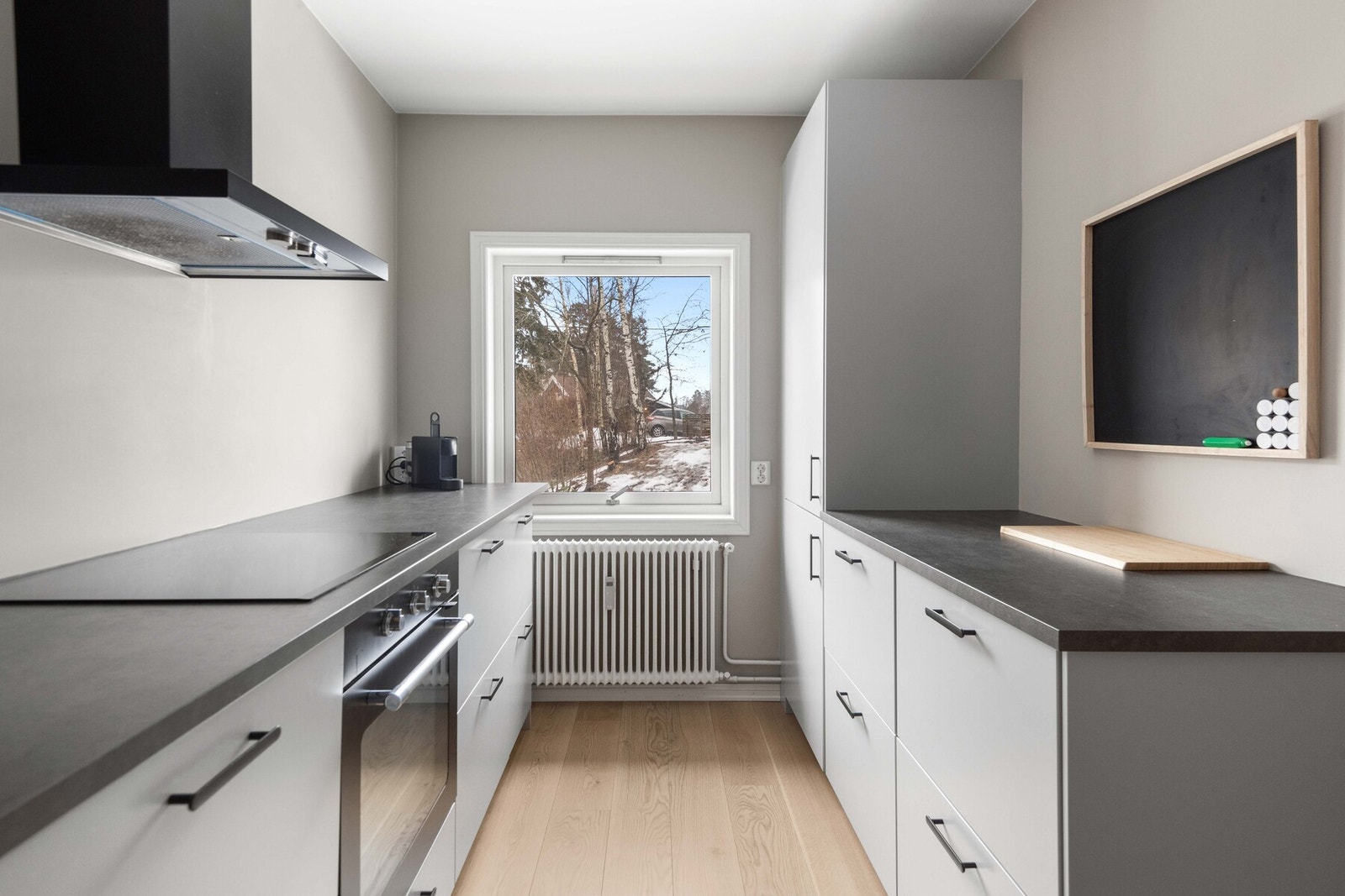 Rikelig med skap- og benkeplass sørger for et funksjonelt og arbeidsvennlig kjøkken. Galleribilde