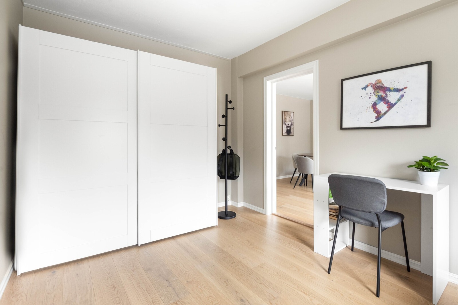 Fra stuen kommer man inn til leilighetens største soverom. Galleribilde