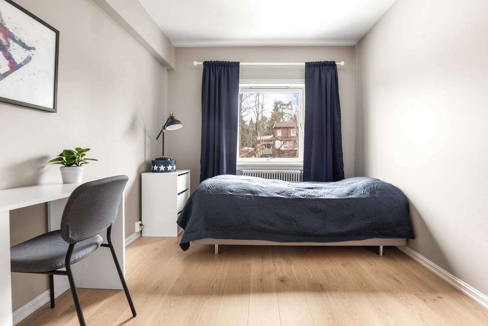 Hovedsoverommet er romslig og gir god plass til en dobbeltseng med nattbord på hver side. Galleribilde