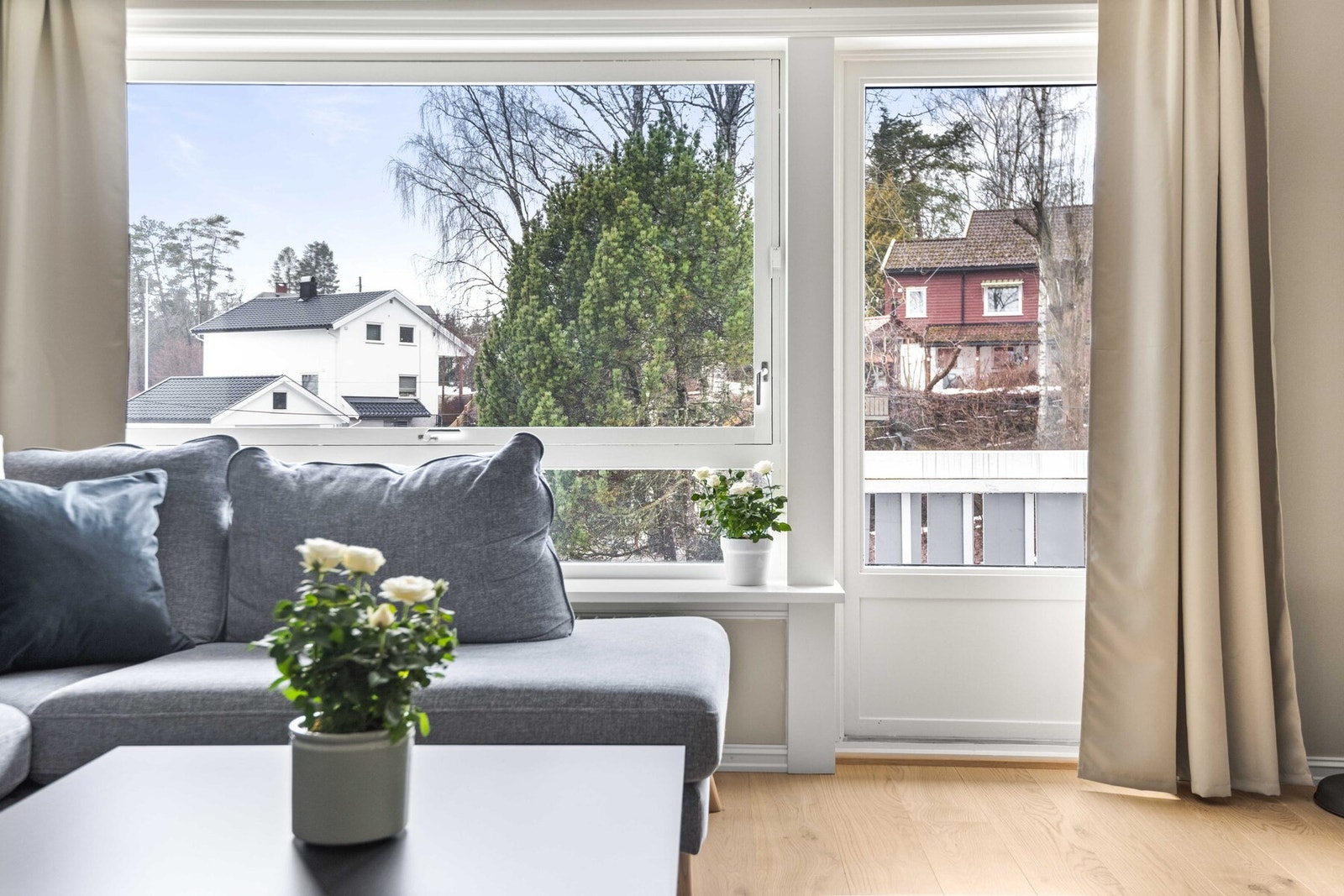 Fra stuen er det utgang til en koselig liten balkong på 2 kvm. Galleribilde