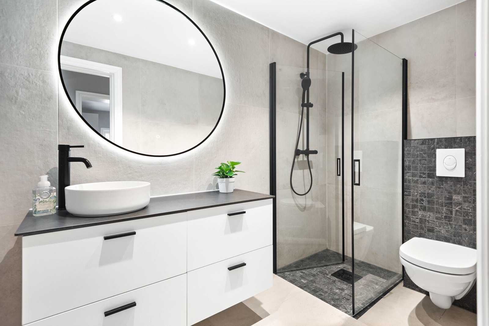 Moderne helfliset bad med varmekabler i gulv og downlights i himling. Galleribilde